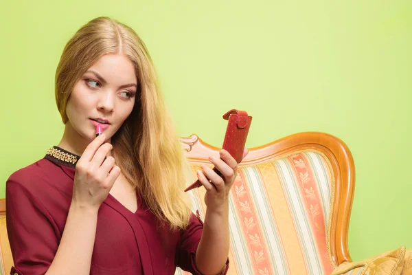 Mujer aplicando lápiz labial —  Fotos de Stock