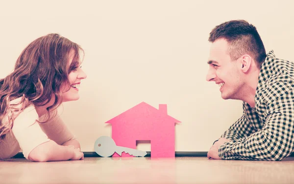 Couple avec maison en papier. Immobilier immobilier . — Photo