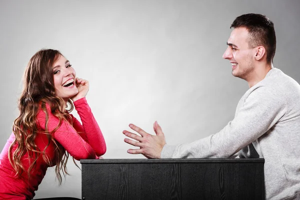 Мужчина заставляет женщину смеяться — стоковое фото