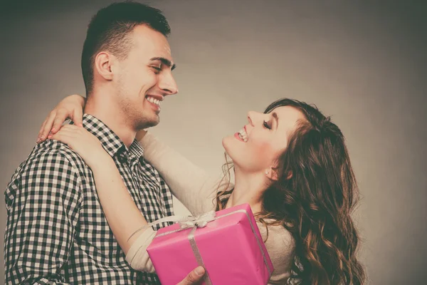 Mann überrascht Frau mit Geschenkbox — Stockfoto