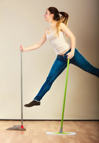 Vrouw dweilen vloer springen — Stockfoto