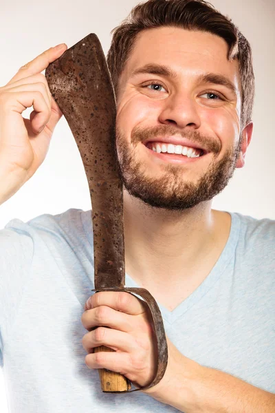 Jongeman scheren plezier met machete. — Stockfoto