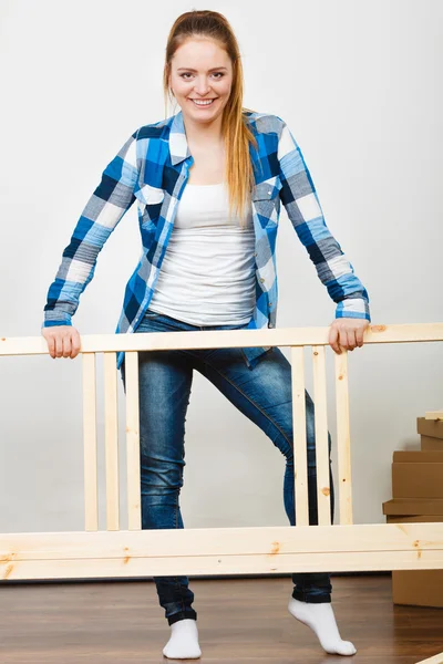 女人组装木制家具. — 图库照片