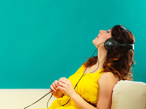 Chica escuchando música — Foto de Stock