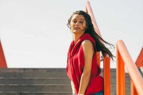 Menina nas escadas na cidade . — Fotografia de Stock