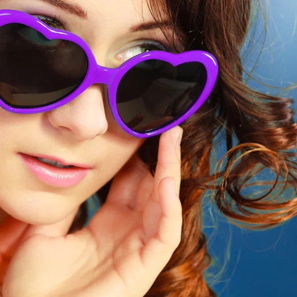 Meisje in violette zonnebril portret — Stockfoto