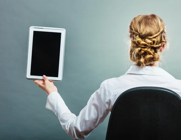 Kvinna sitter på stol med tablett — Stockfoto