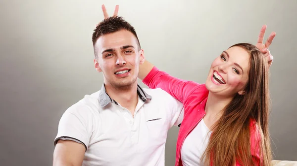 Hombre y mujer usando los dedos como orejas — Foto de Stock