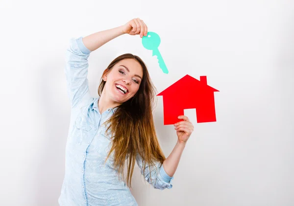 Woman holding red paper house — Stock Photo, Image