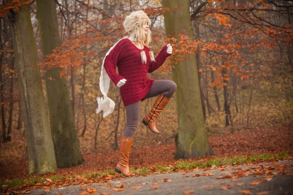 Vrouw rennend in bos. — Stockfoto