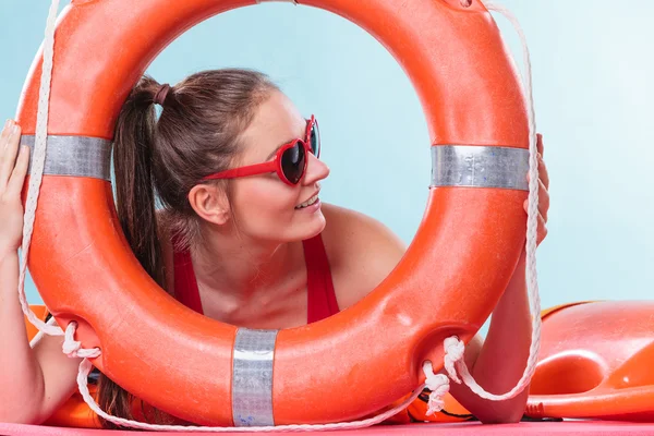 Frau mit Sonnenbrille und Rettungsring. — Stockfoto