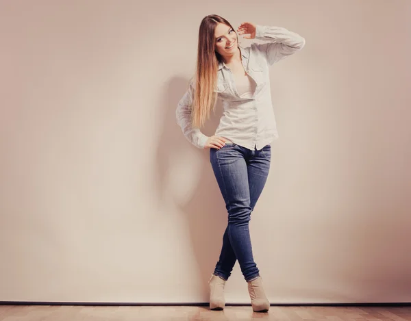 Modieuze vrouw in shirt denim broek — Stockfoto