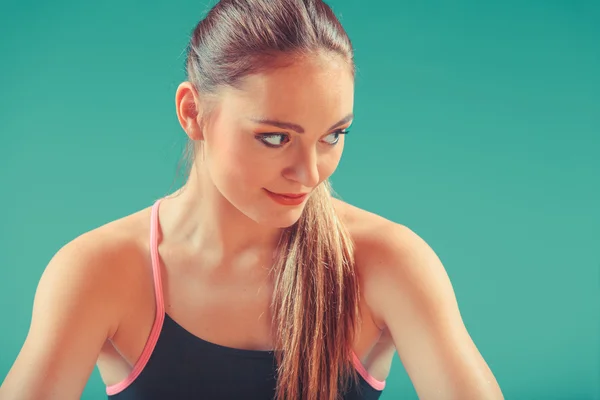 Sporty passen vrouw bij zwembad rand zwembad. — Stockfoto