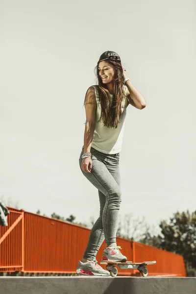 Tonåring flicka åkare ridning skateboard på gatan. — Stockfoto