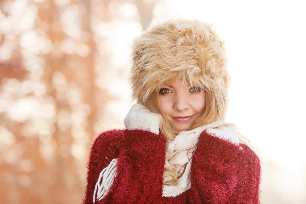 Портрет красивої модної жінки в хутряній зимовій шапці — стокове фото