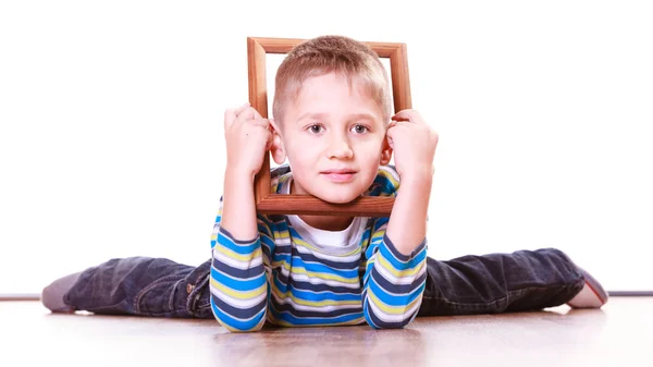 Jongen liggen op de vloer en spelen met frame. — Stockfoto