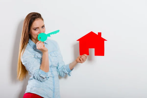 Woman and paper house. Housing real estate concept — Stock Photo, Image