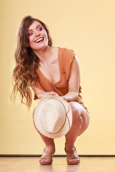 Elbűvölő nő nyári ruhában szalmakalap — Stock Fotó