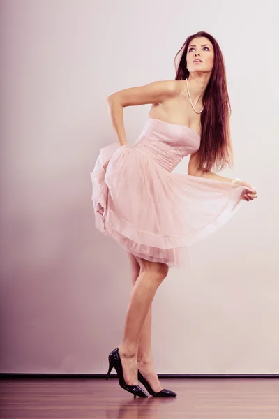 Mujer en vestido brillante y zapatos de tacón alto — Foto de Stock