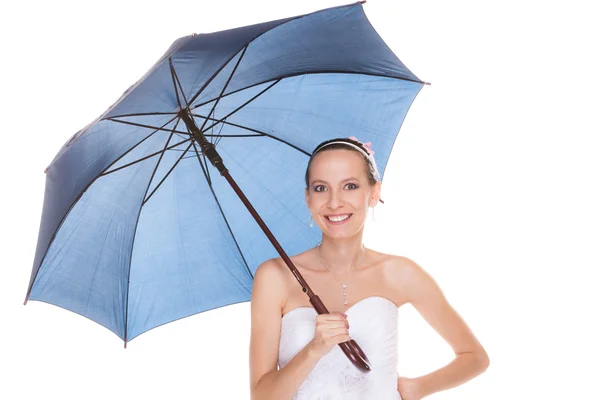 Mulher noiva bonita em vestido branco segurando guarda-chuva — Fotografia de Stock