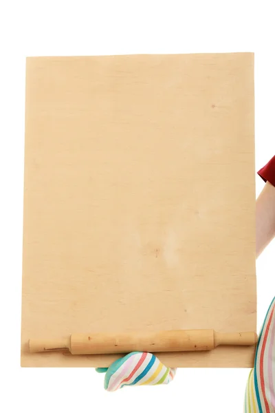 Ama de casa sostiene tablero de madera con espacio de copia —  Fotos de Stock