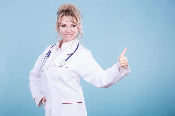 Женщина-врач показывает большой палец вверх . — стоковое фото