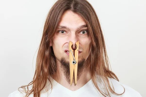 Man met wasknijper op neus — Stockfoto