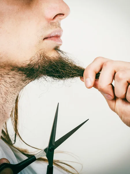 Man cutting his beard — Stock Photo, Image