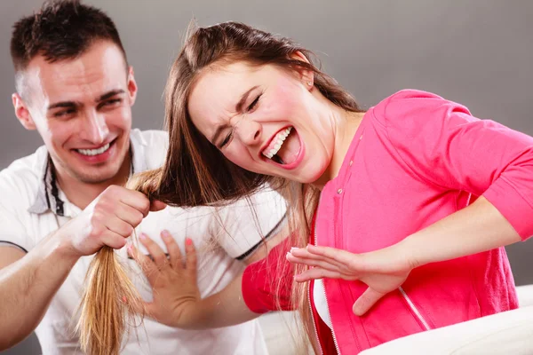 Marido abusando da esposa puxando o cabelo. Violência. — Fotografia de Stock