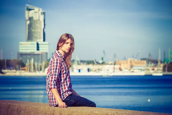 Man lang haar ontspannen door de zee — Stockfoto