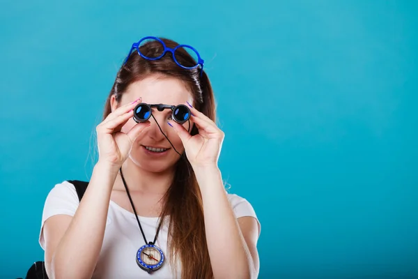 Woman looking through binoculars — Stock Photo, Image