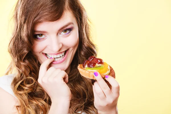 Donna che mangia torta di frutta — Foto Stock