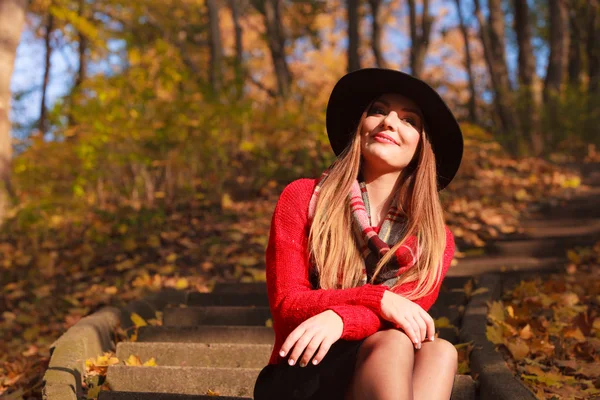 Lächelnde Frau im herbstlichen Park. — Stockfoto