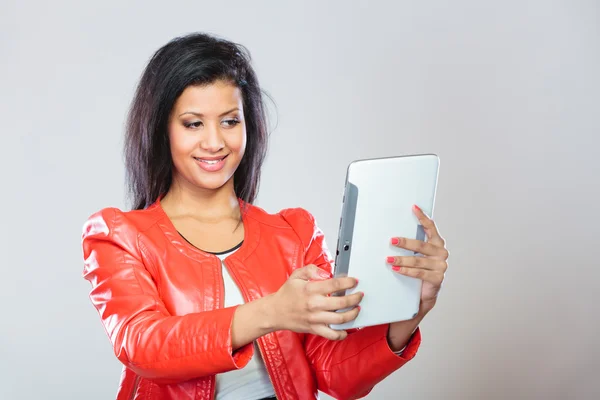 Woman using tablet — Stock Photo, Image