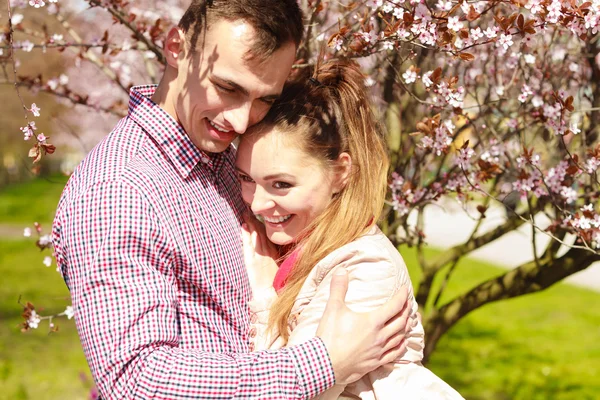 Pareja enamorada caminando en parque en soleado día de primavera — Foto de Stock