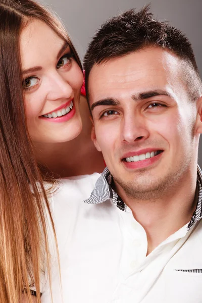Uśmiechnięta kobieta i mężczyzna pozowanie — Zdjęcie stockowe