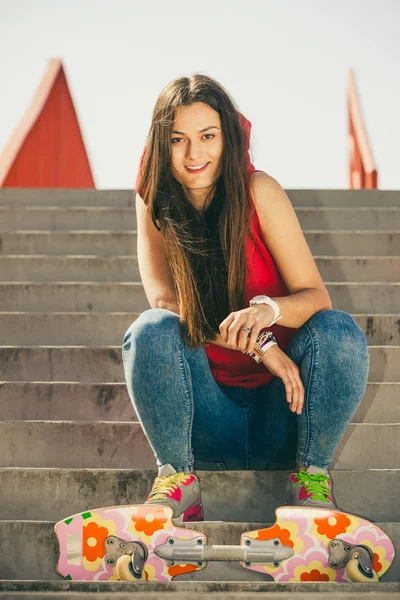 Skate κορίτσι στα σκαλοπάτια με skateboard. — Φωτογραφία Αρχείου