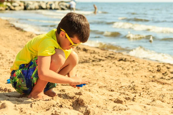 Little boy kid child with toy having fun on beach — ストック写真