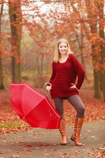 Frau mit Regenschirm entspannt — Stockfoto