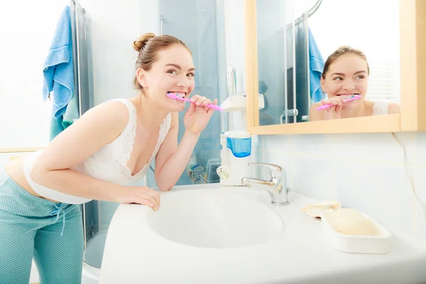 Mujer cepillarse los dientes. — Foto de Stock