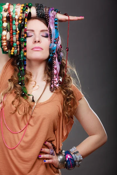 Mujer bonita con collares de joyería pulseras anillo — Foto de Stock