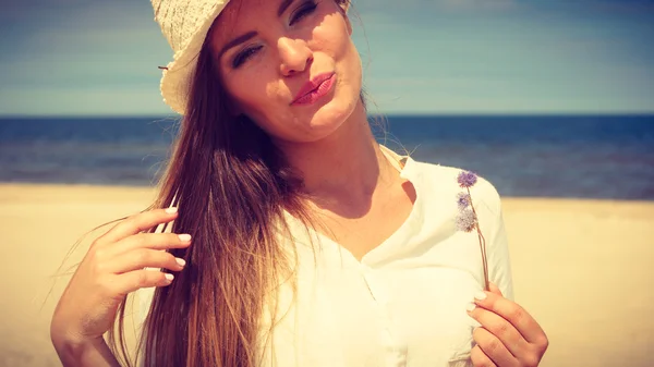 Mujer sosteniendo flor en la playa —  Fotos de Stock