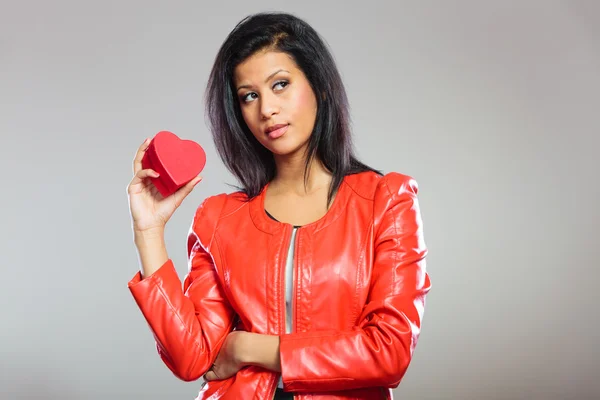 Chica sosteniendo el regalo del corazón — Foto de Stock