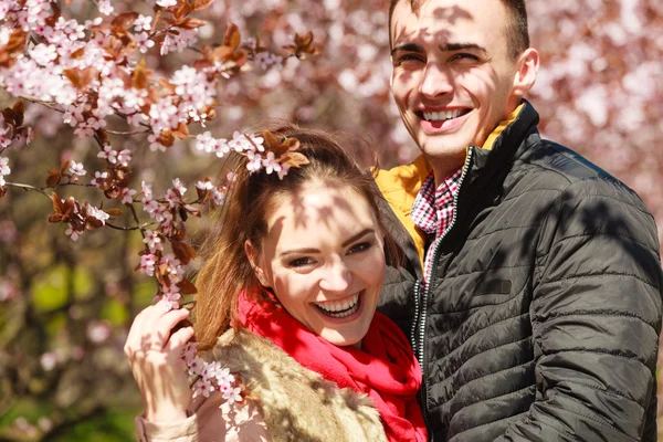 Casal apaixonado andando no parque no dia ensolarado da primavera — Fotografia de Stock