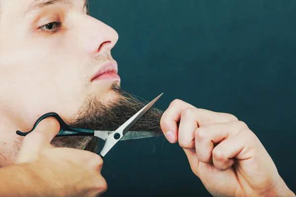 Homem cortando sua barba — Fotografia de Stock