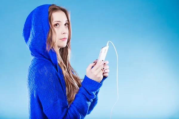 Mujer joven con teléfono inteligente escuchar música — Foto de Stock