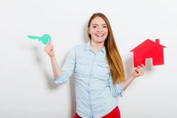 Woman  holding red paper house — Stock Photo, Image