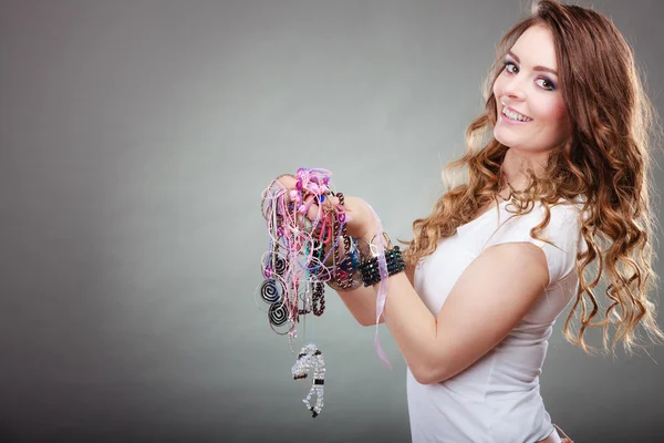 Mulher bonita com colares de jóias pulseiras anel — Fotografia de Stock