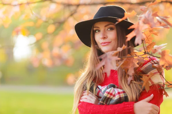 Lachende vrouw poseren — Stockfoto