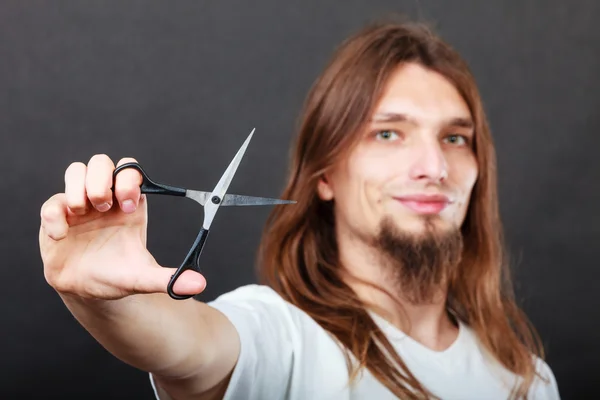 Coiffeur avec ciseaux à la main — Photo